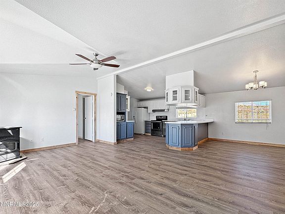 5th image of 3285 Warner Dr