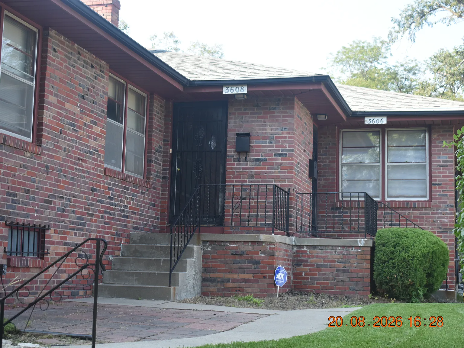 3 bed, 1300 sqft, $1,850 — Photo 1