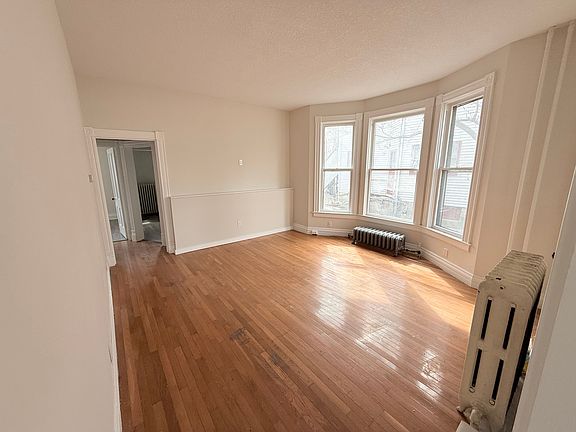 Has a recessed mantle area with outlet suitable for mounting a large flat screen TV