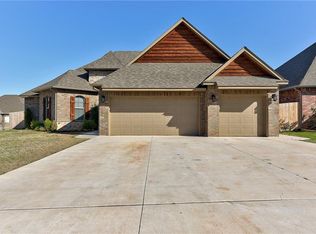 1921 Carmona Lakes Cir, Moore, OK 73160