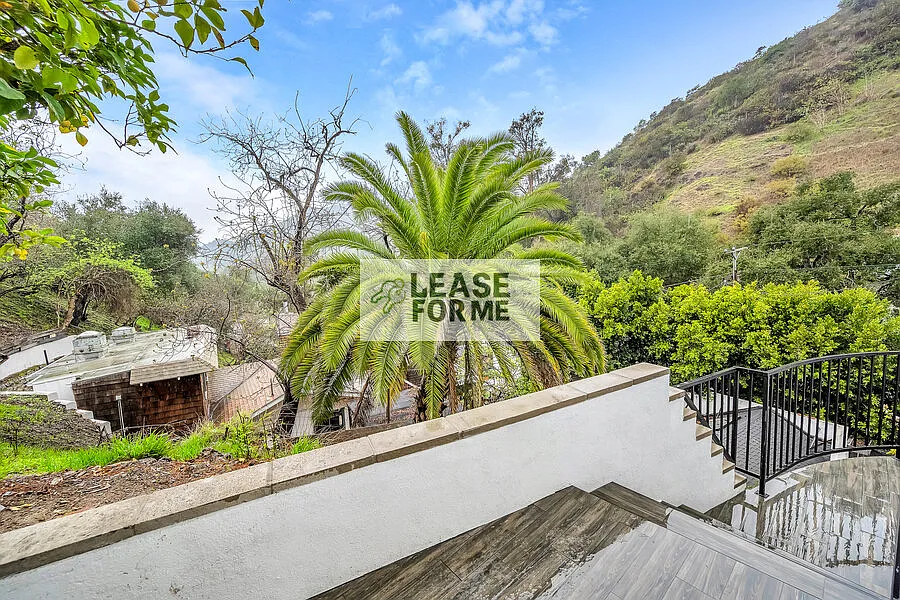 9848 Portola Dr - Elegant Beverly Hills Home Featuring Panoramic Canyon Views — Photo 4