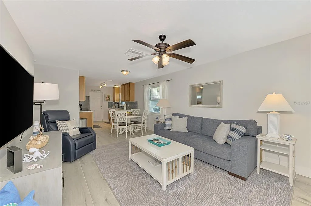 2 bed, 2.0 bath, 896 sqft, $7,500 — Photo 4
