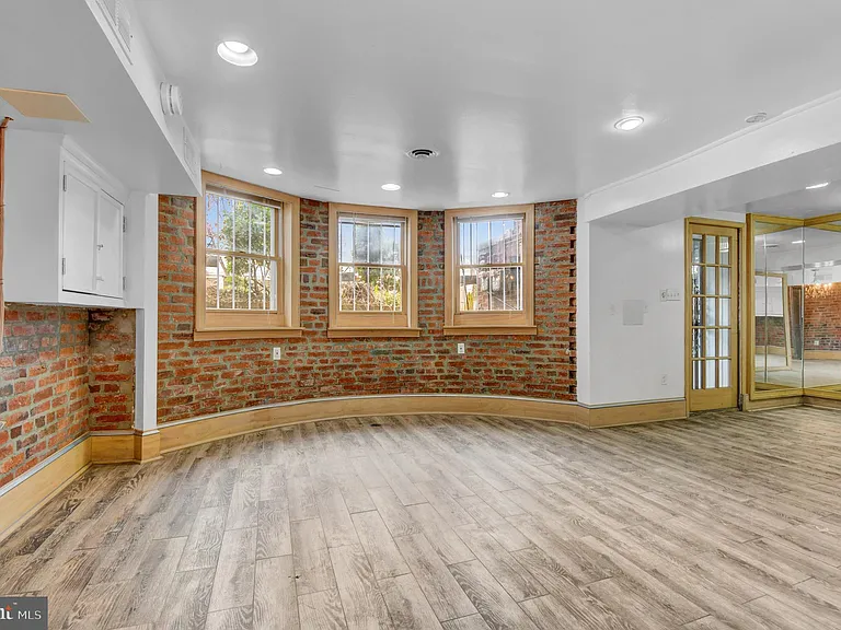 1118 Girard St NW #B — Photo 4
