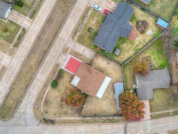 3rd image of 1204 Whispering Oaks Blvd