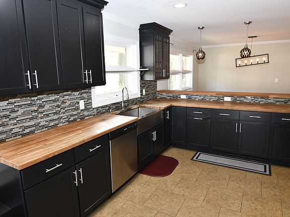 4th image of 320 Crescent Dr
