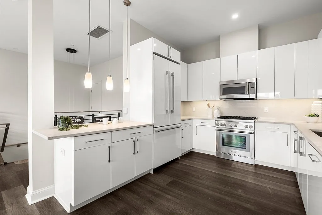 3 bed, 3.5 bath, 3449 sqft, $8,709 — Photo 4