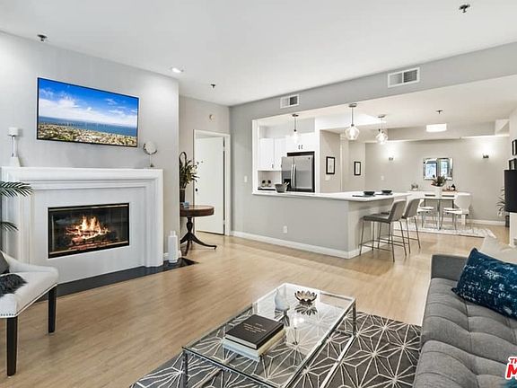 3rd image of 2222 N Beachwood Dr APT 105