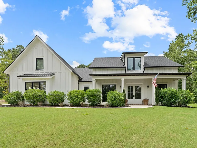 135 Harmony Bay Dr — Photo 1