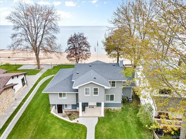 5444 Lakeshore Rd, Fort Gratiot, MI 48059
