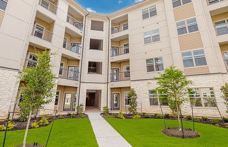 Brea Luxury Apartments — Photo 8