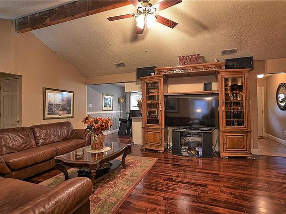 3rd image of 1921 Longmeadow Dr