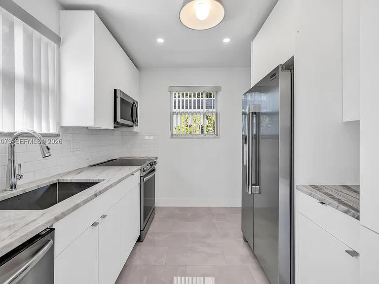 180 Carlisle Dr — Photo 3