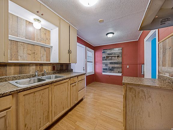 4th image of 146 Mary Helen Dr