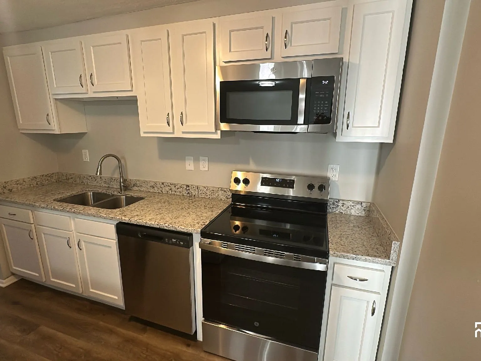 3 bed, 1.5 bath, 1268 sqft, $1,930 — Photo 4