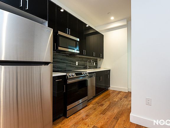 4th image of 472 Gates Ave #1C