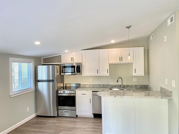 4th image of 1008 Grove St #C