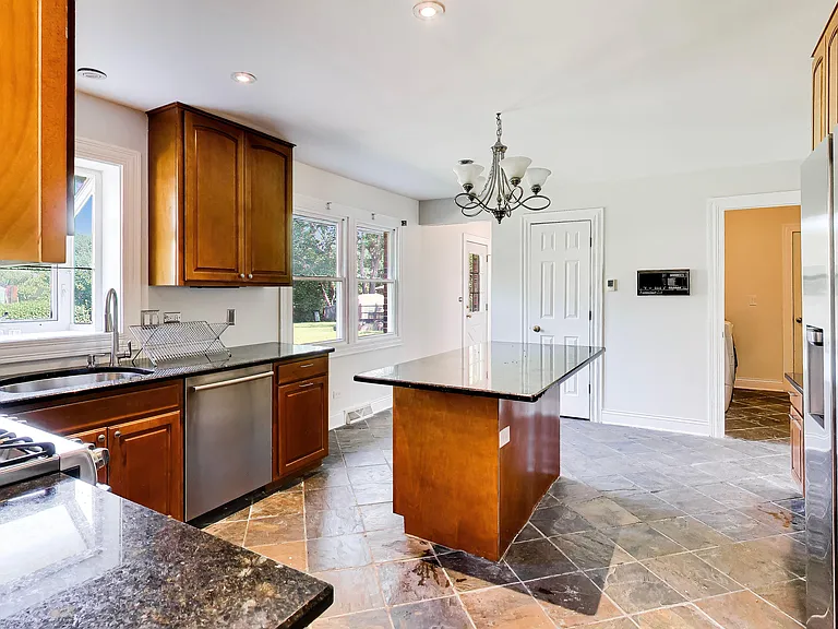 1526 Carrol Ct — Photo 9