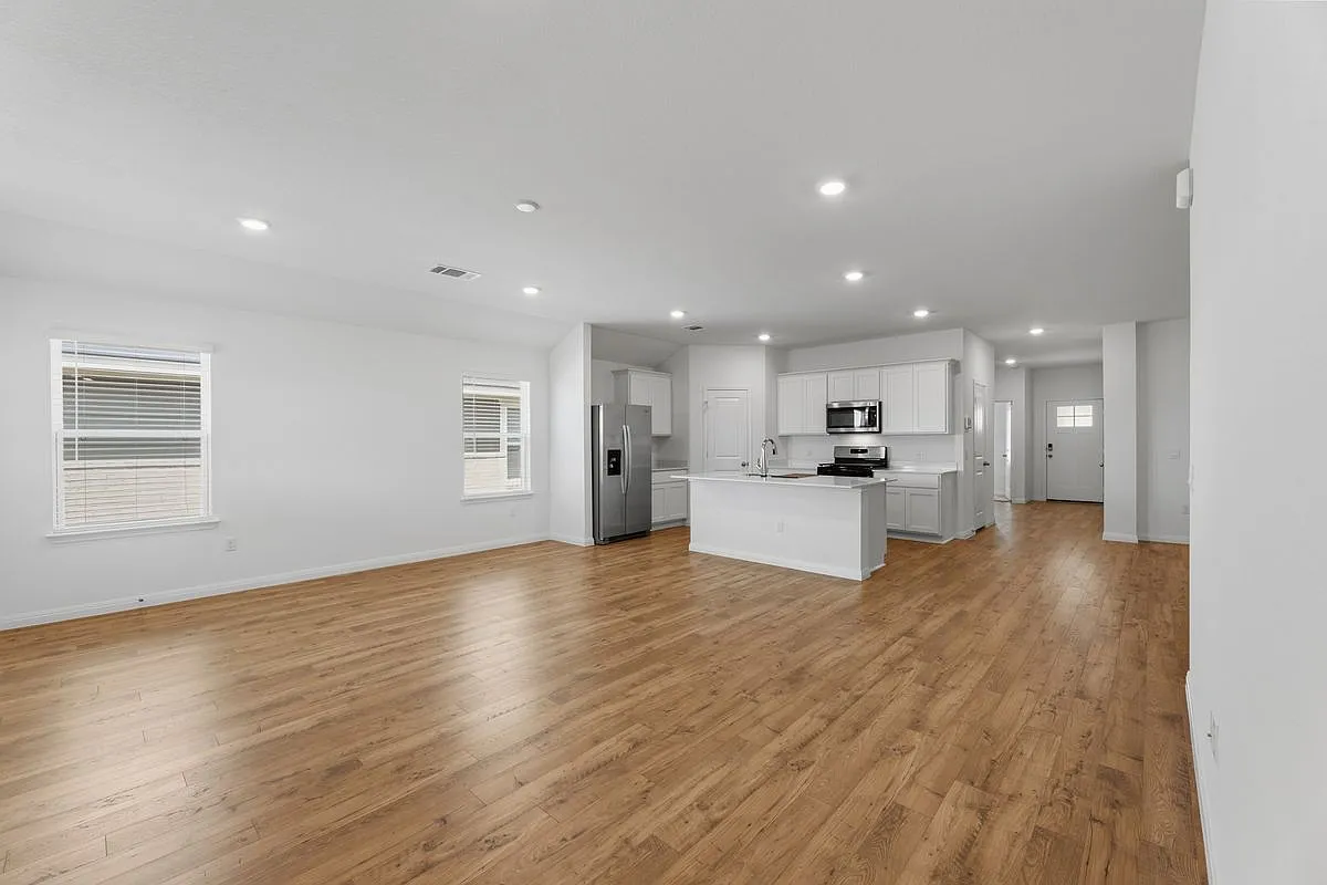 4 bed, 3.0 bath, 2041 sqft, $2,295 — Photo 4