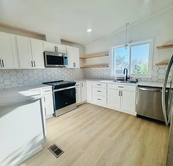 692 NW 15th St — Photo 1