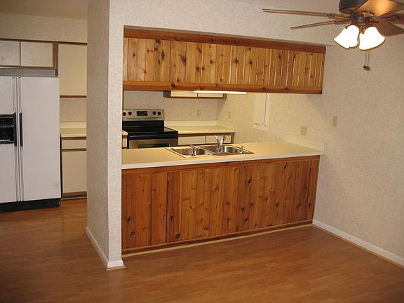 3rd image of 204 Finley Forest Dr