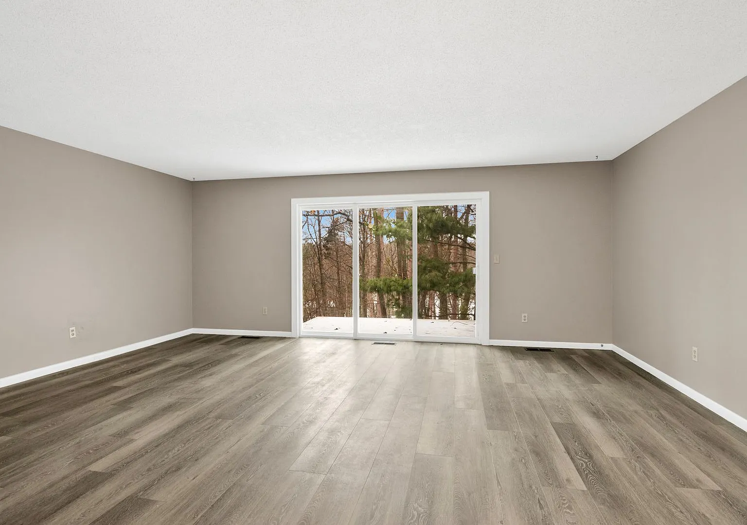Modern 3-Bedroom Duplex in Holiday Hills, Traverse City — Photo 2