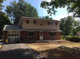 33 Woodbine Rd, Kendall Park, NJ 08824