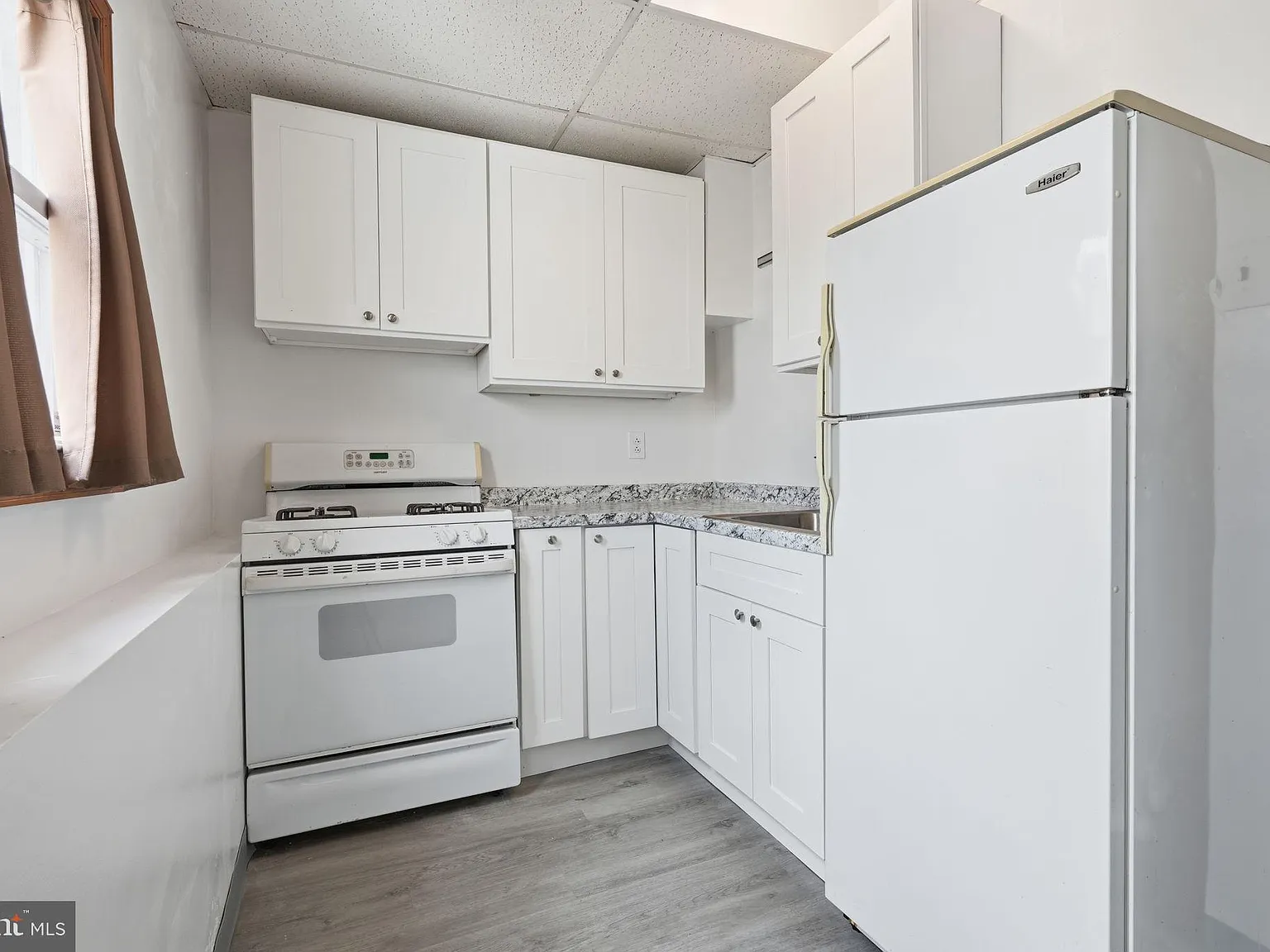 3 bed, 1.0 bath, 924 sqft, $1,950 — Photo 3