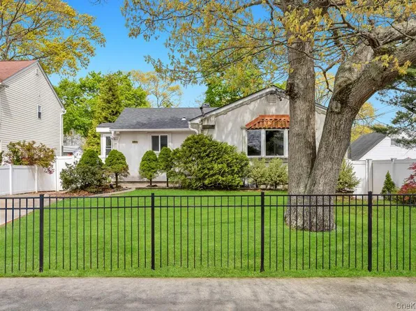 175 N 25th Street, Wheatley Heights, NY 11798
