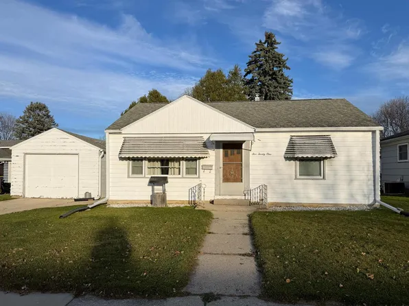 521 Pennsylvania AVENUE, West Bend, WI 53095