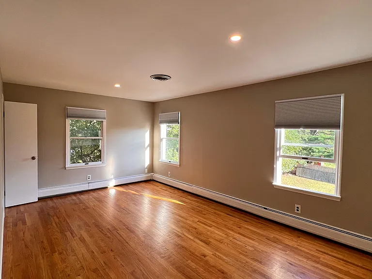 32 E Grand Ave — Photo 15