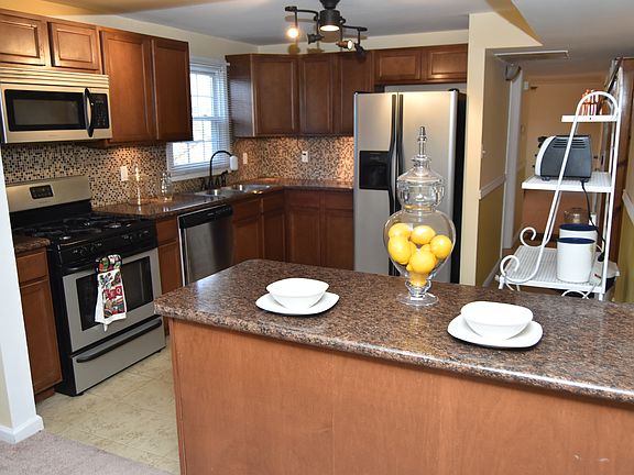 5th image of 816 W 67th Ln