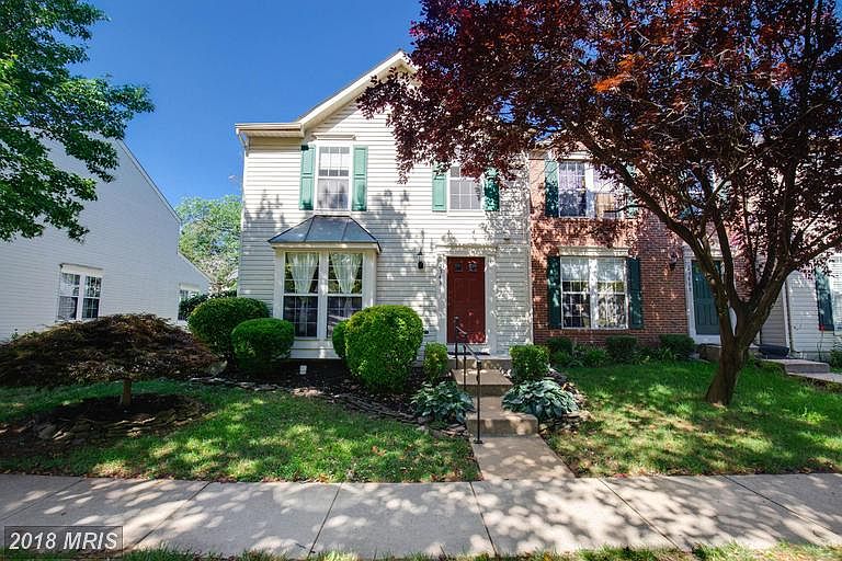 End Unit 3 Level Town Home - heart of South Riding