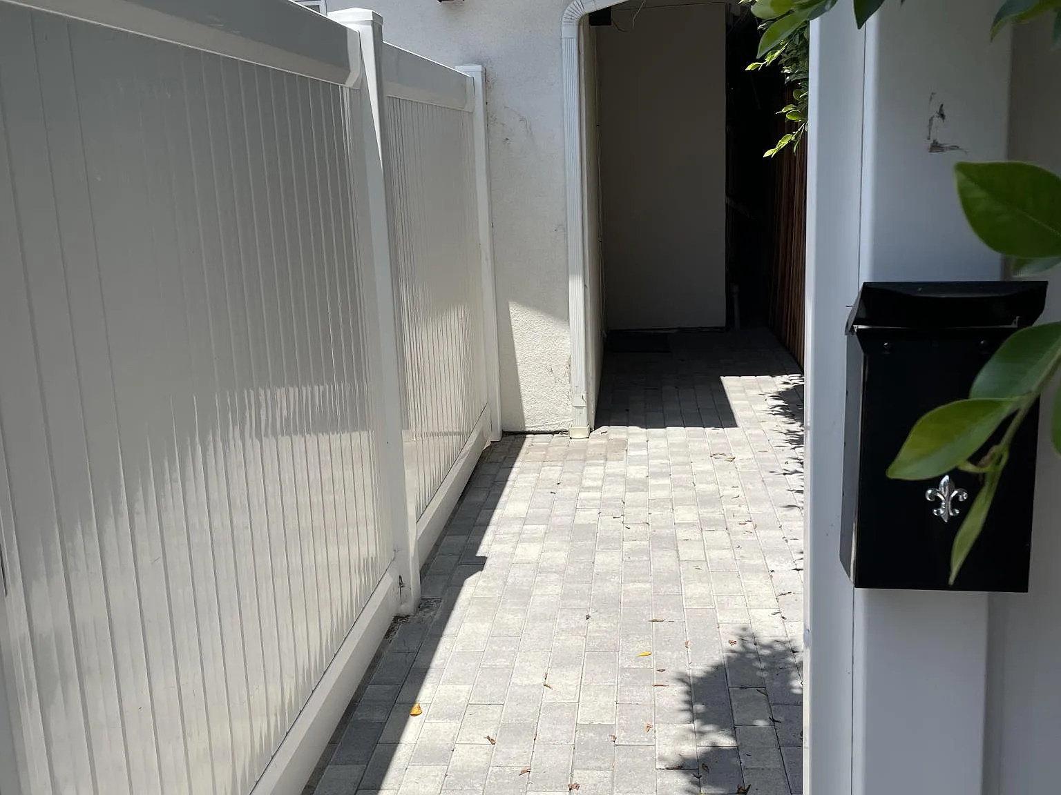 Hesby St, Sherman Oaks — Photo 2
