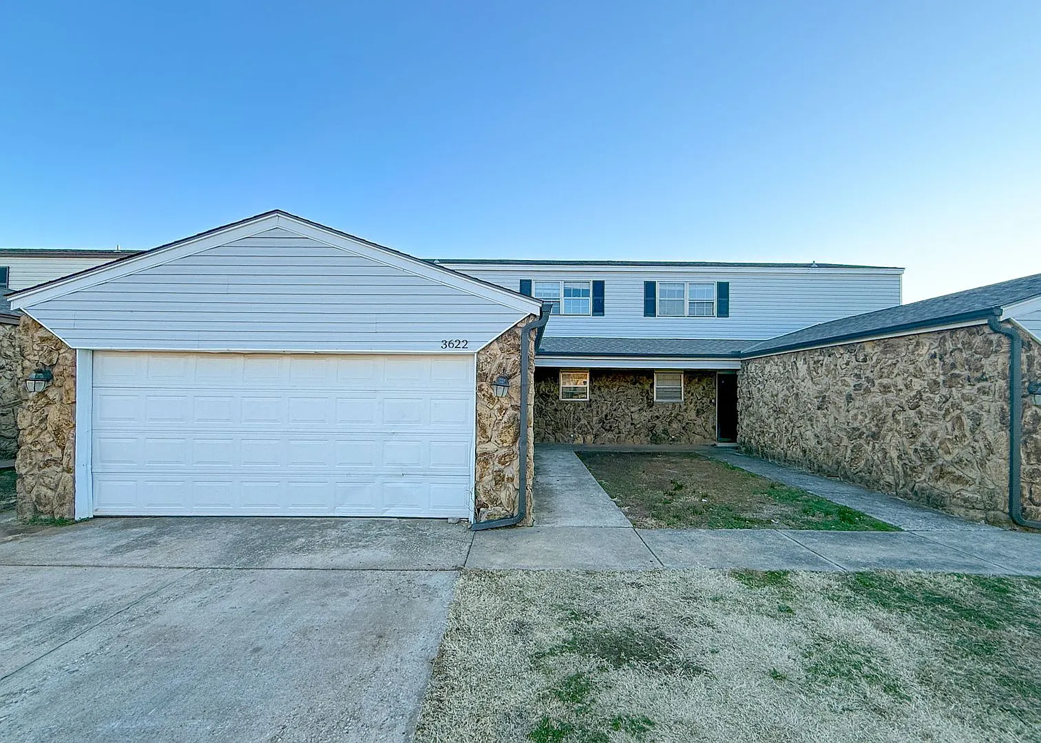 Move In Special | 3-Bed Duplex Near Boulevard & Broadway — Photo 1
