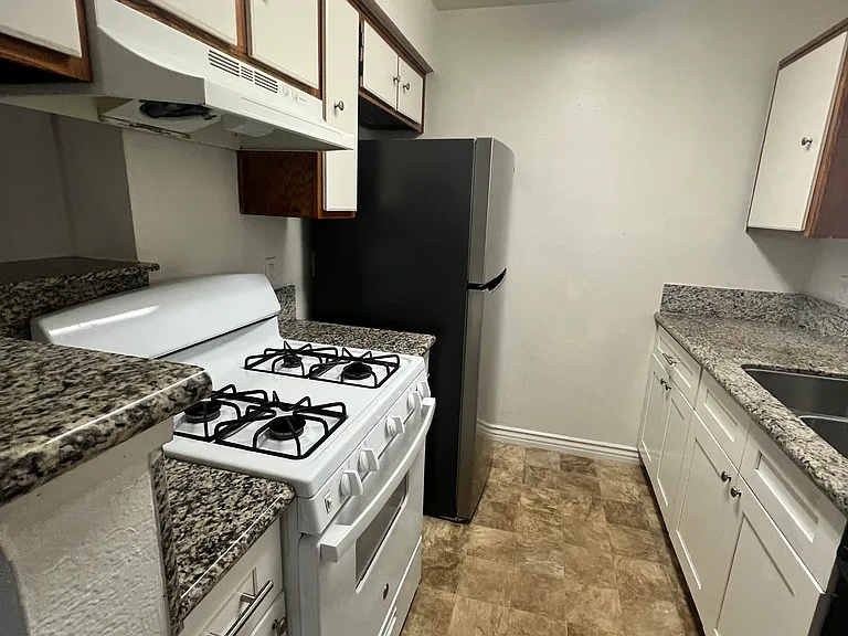 1959 Chestnut Ave #302 — Photo 7