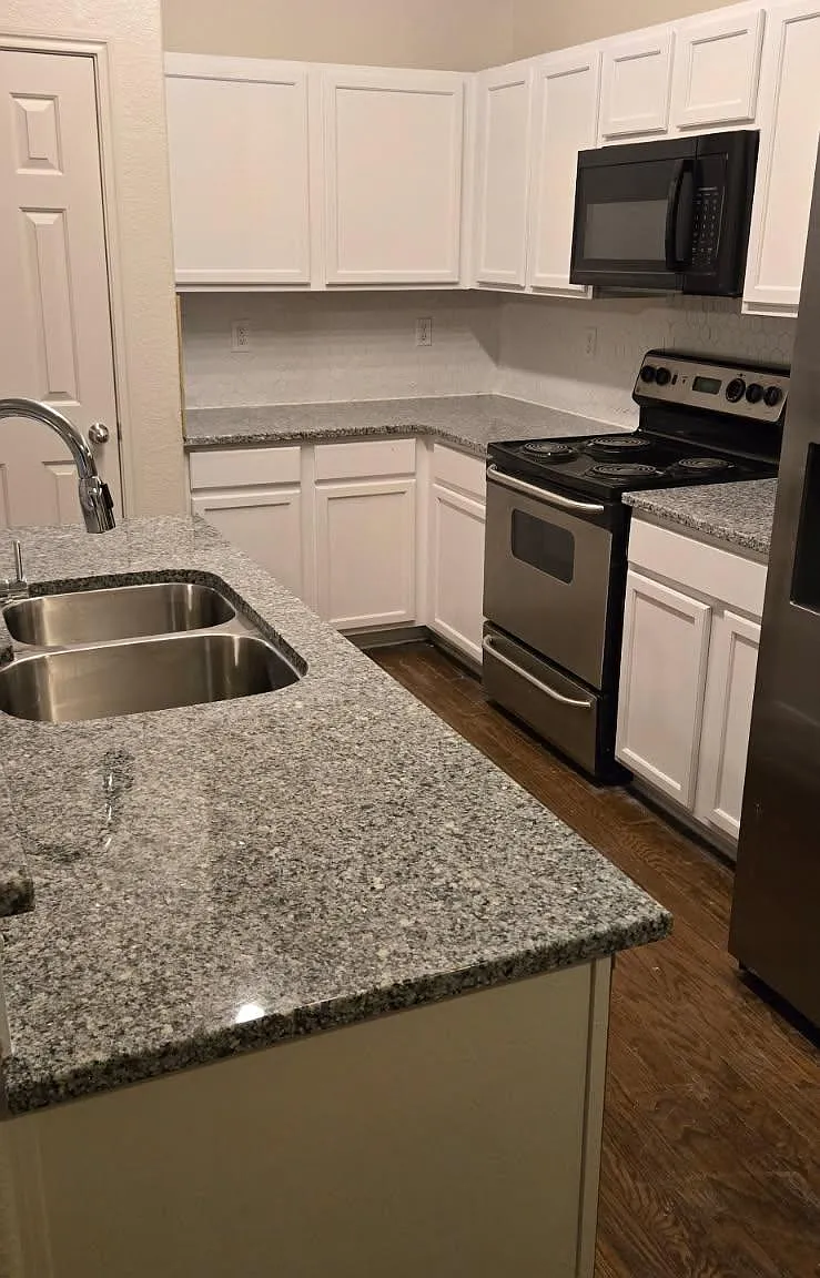 4 bed, 2.0 bath, 1750 sqft, $910 — Photo 2