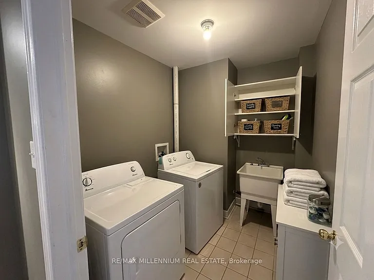 33 Nomad Cres #UPPER — Photo 5