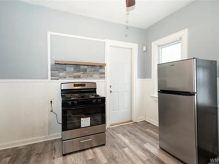 11 Hoyt St — Photo 30