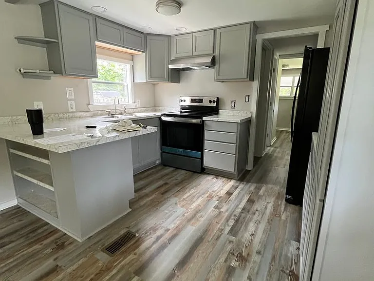 304 Queens Rd — Photo 3