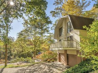 662 W Hill Rd, Stamford, CT 06902