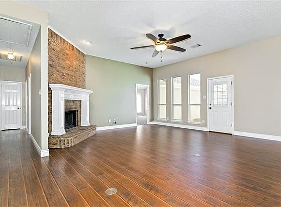3rd image of 1112 Hall Dr