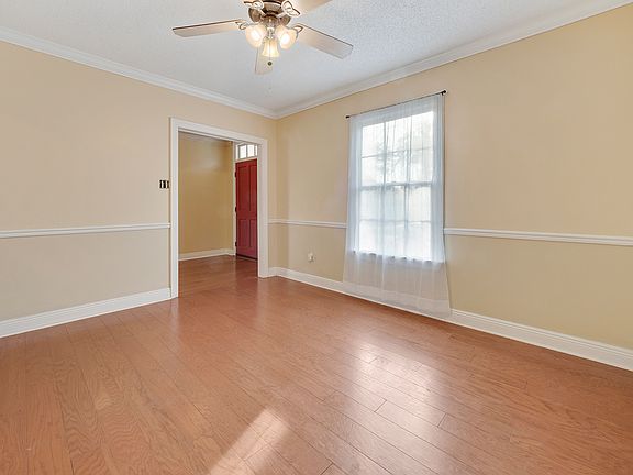 2nd image of 617 Woodridge Blvd