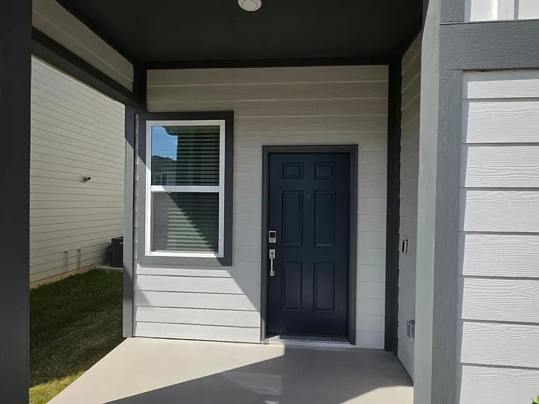 2913 Tavern Dr — Photo 2