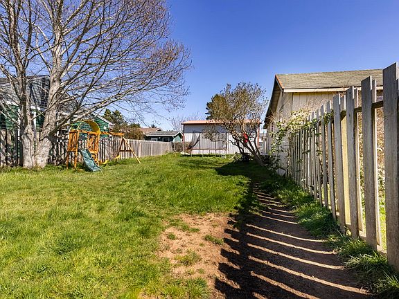 4th image of 303 NE 10th Ct