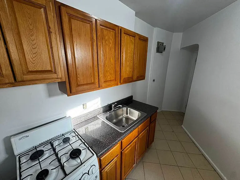 10 Hillside Ave #1R — Photo 5