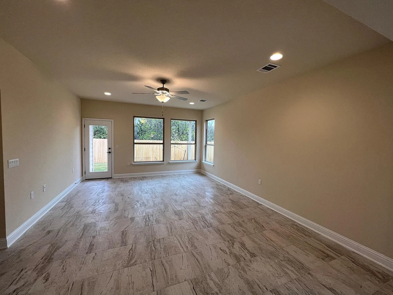 3 bed, 2.0 bath, 1763 sqft, $2,200 — Photo 3