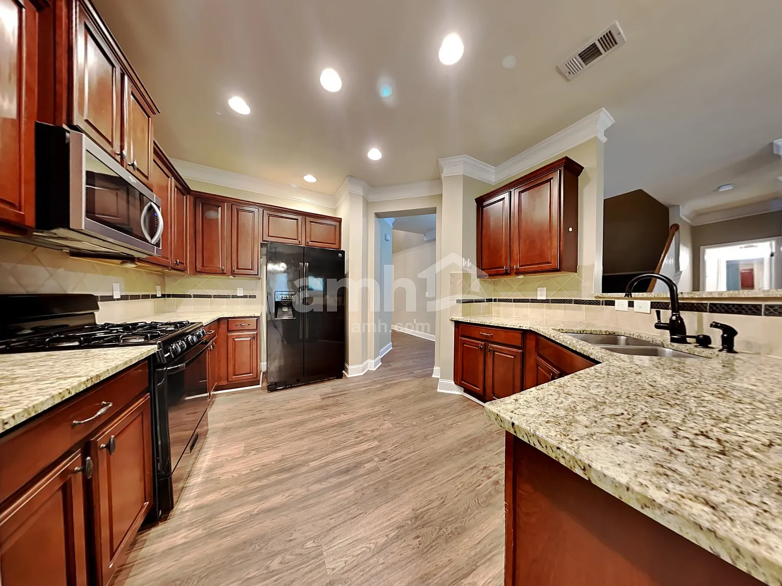 5 bed, 3.0 bath, 2475 sqft, $2,675 — Photo 3