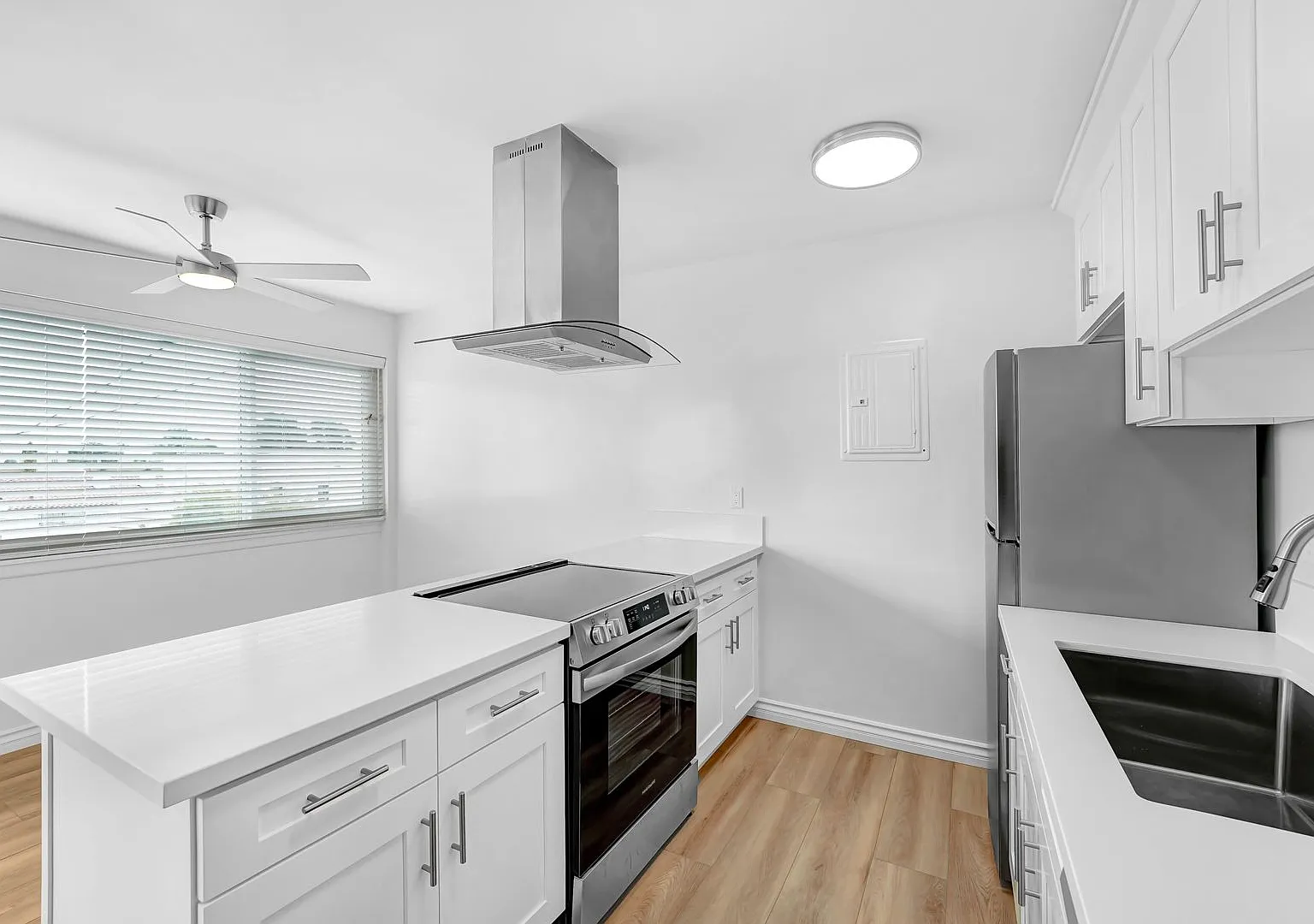 1002 12th St in Santa Monica - North of Wilshire Blvd! — Photo 4