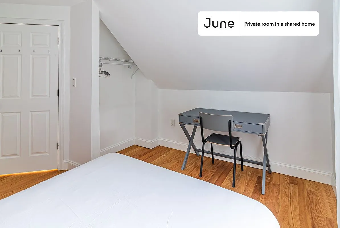 Full bedroom in 6 bed/2 bath home in Somerville #1379 D — Photo 3