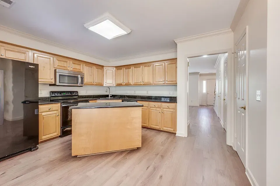 3 bed, 2.5 bath, 1973 sqft, $2,350 — Photo 4